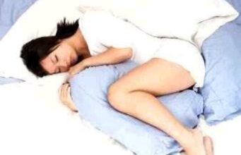 If Your Woman Sleeps With Pillow Between Her Legs, This Is What It Means