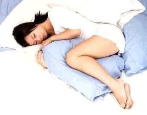 If Your Woman Sleeps With Pillow Between Her Legs, This Is What It Means