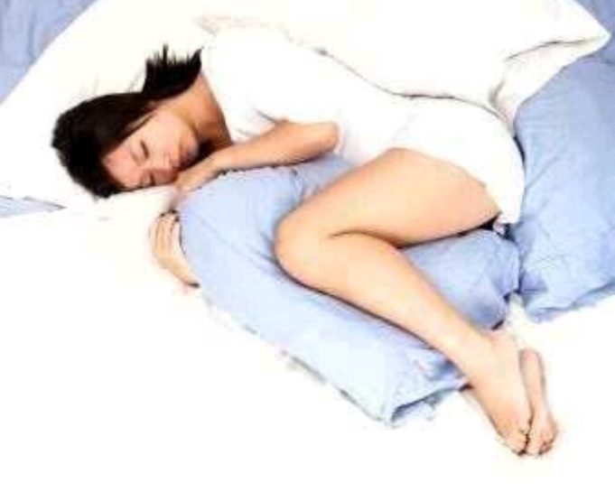 If Your Woman Sleeps With Pillow Between Her Legs, This Is What It Means
