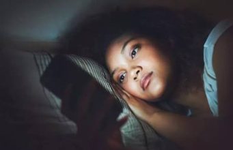 What happens when you use your phone right before sleeping every night